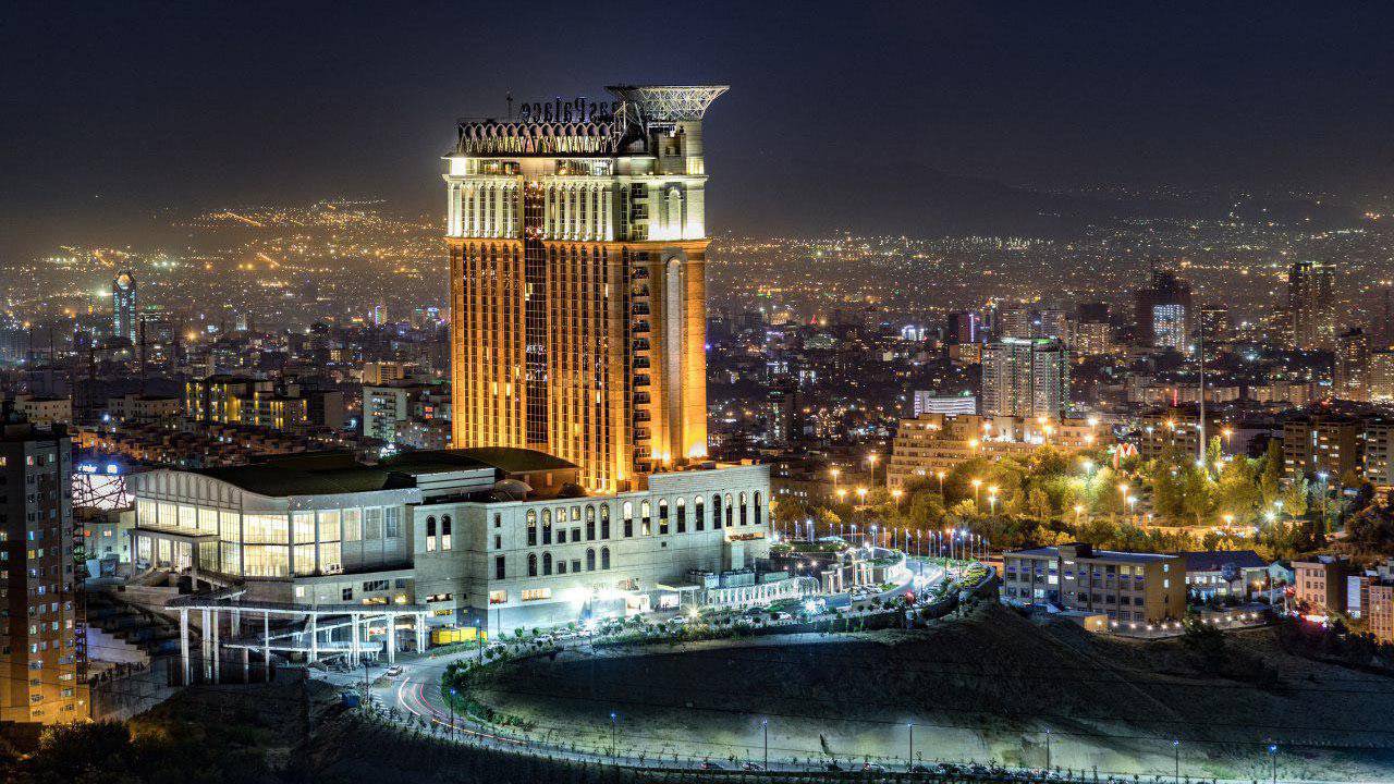 هتل اسپیناس پالاس در شب